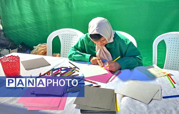 برپایی غرفه‌ای به عشق فاطمه(س)  