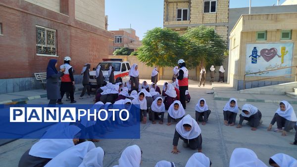 هفته پدافند غیرعامل با مانورهای مختلف این هفته در دبستان حضرت مریم(س) دوره دوم