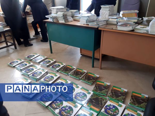 آغاز توزیع کتاب‌های درسی در مدرسه خدیجه کبری زاغه