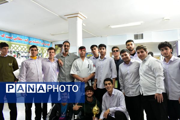 جشن روز دانش‌آموز در دبیرستان امام خمینی (ره) با حضور مسئولان، ورزشکاران و هنرمندان برگزار شد