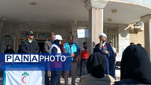 نواختن زنگ زلزله در دبیرستان کوشش شهرستان فاروج 