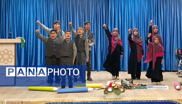 تقدیر از دانش‌آموزان فعال محمدشهری در زمینه‌های فرهنگی و هنری