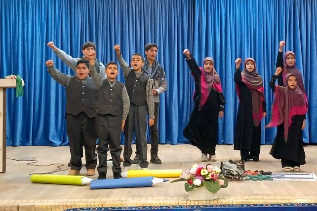 تقدیر از دانش‌آموزان فعال محمدشهری در زمینه‌های فرهنگی و هنری