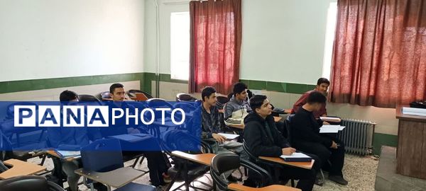 کلاس های تقویتی در دبیرستان نمونه آیت‌الله خامنه ای