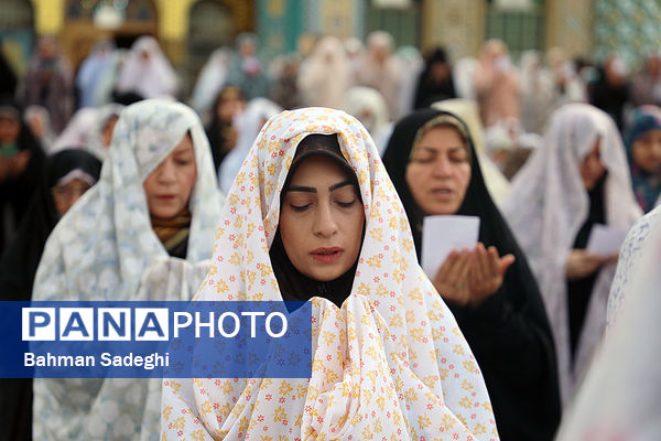 اقامه نماز عید سعید فطر- امامزاده پنج تن(ع) لویزان