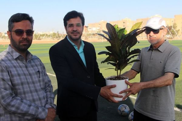 بازدید فرماندار شهرستان برخوار از تمرین تیم فوتبال سرزمین آفتاب