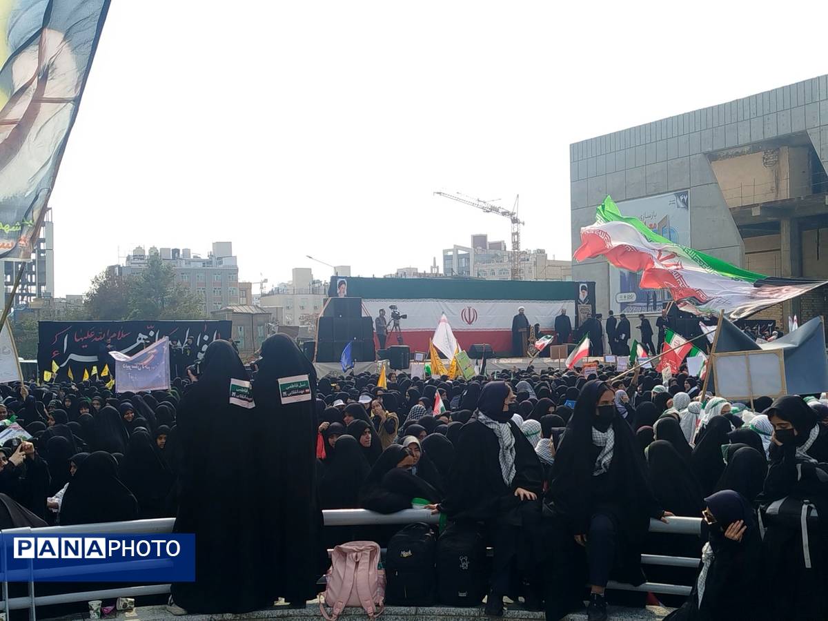  موج خروشان مردم در سیزده آبان امت واحده را به رخ کشید