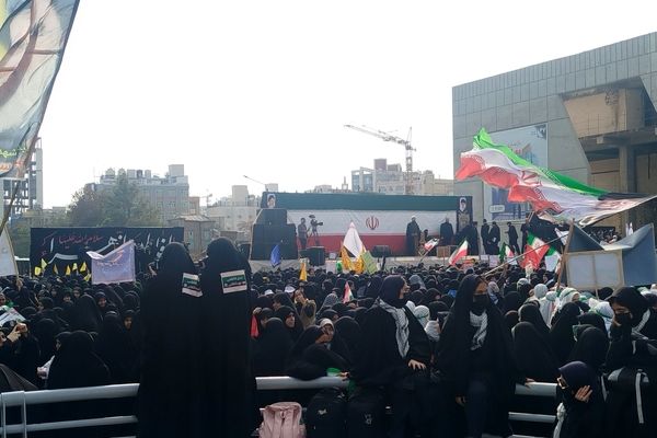  موج خروشان مردم در سیزده آبان امت واحده را به رخ کشید