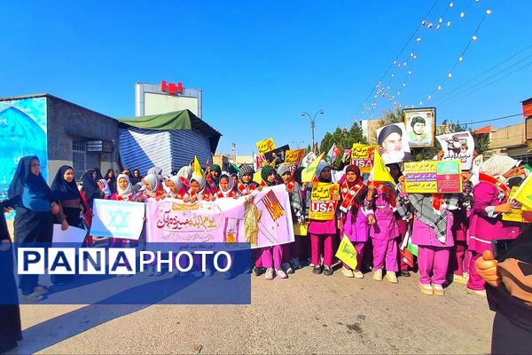 حضور پرشور دانش‌آموزان و فرهنگیان در راهپیمایی روز دانش‌ آموز در باشت 