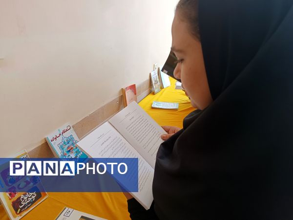 برگزاری نمایشگاه دست‌سازه‌های دانش‌آموزان و نمایشگاه کتاب در دبیرستان دخترانه نور اردبیل