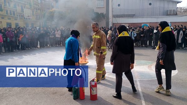 مانور زلزله و ایمنی در مدرسه هوشیار