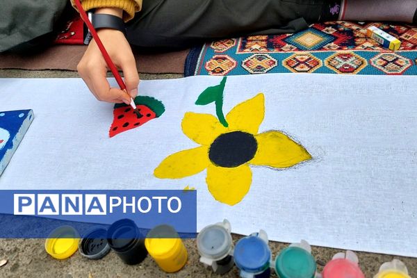 نمایشگاه دست سازه‌های دانش‌آموزان مدرسه شهید شرافت بهارستان‌دو