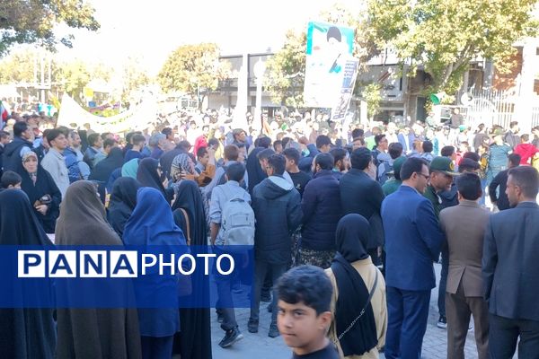 حضور دانش‌آموزان دبستان مبین شیروان در راهپیمایی ۱۳ آبان