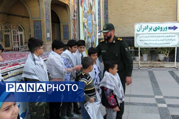 احترام به مقام شهدا با حضور فرماندهان و بسیجیان در گلزار بی‌بی سکینه(س) شهرستان ملارد