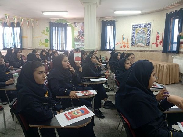 دوستی در نوجوانی به شکل‌گیری هویت نوجوان کمک می‌کند