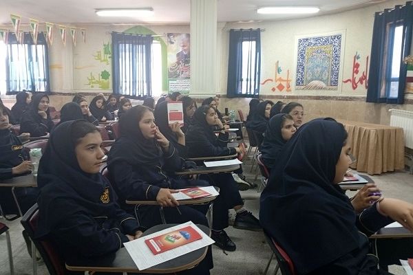 دوستی در نوجوانی به شکل‌گیری هویت نوجوان کمک می‌کند