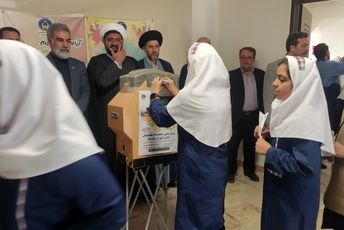 ما دانش‌آموزان با دستان کوچک خود مهربانی را تقسیم می‌کنیم