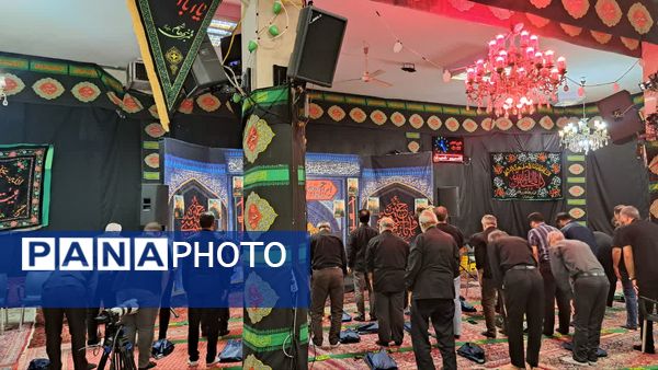 تجمع عظیم عاشقان در روز عاشورا به یاد امام حسین(ع)