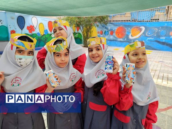 نواختن زنگ شیر در دبستان سارا شهرستان ملارد به‌مناسبت روز جهانی پوکی استخوان