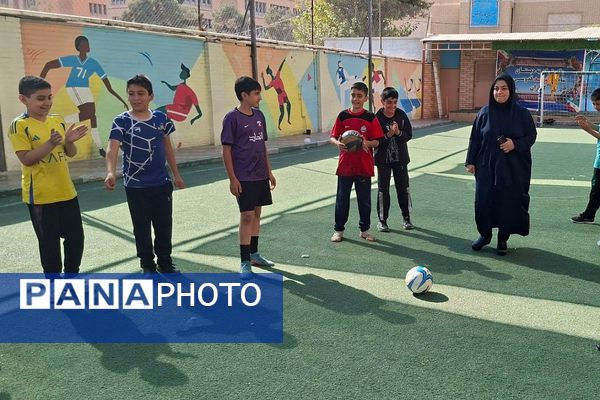 بازدید معاون تربیت بدنی و سلامت اداره کل از اتاق بازی و یادگیری دبستان شاهد شهید قدوسی