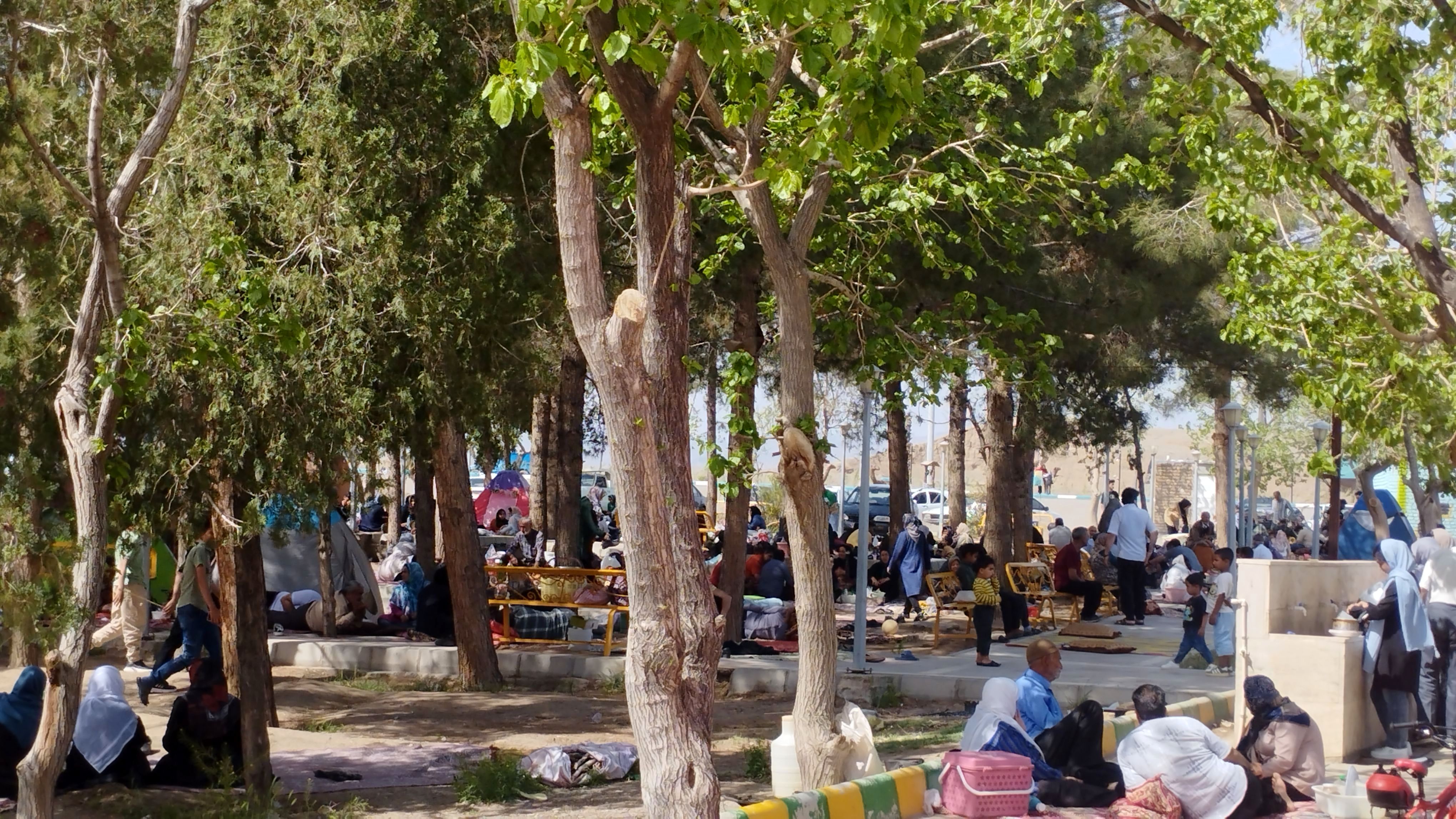امامزاده سید طاهر الحسینی شهرستان بردسکن میزبان مردم در روز طبیعت
