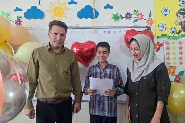 معلم مشعل دانش و چراغ هدایت است