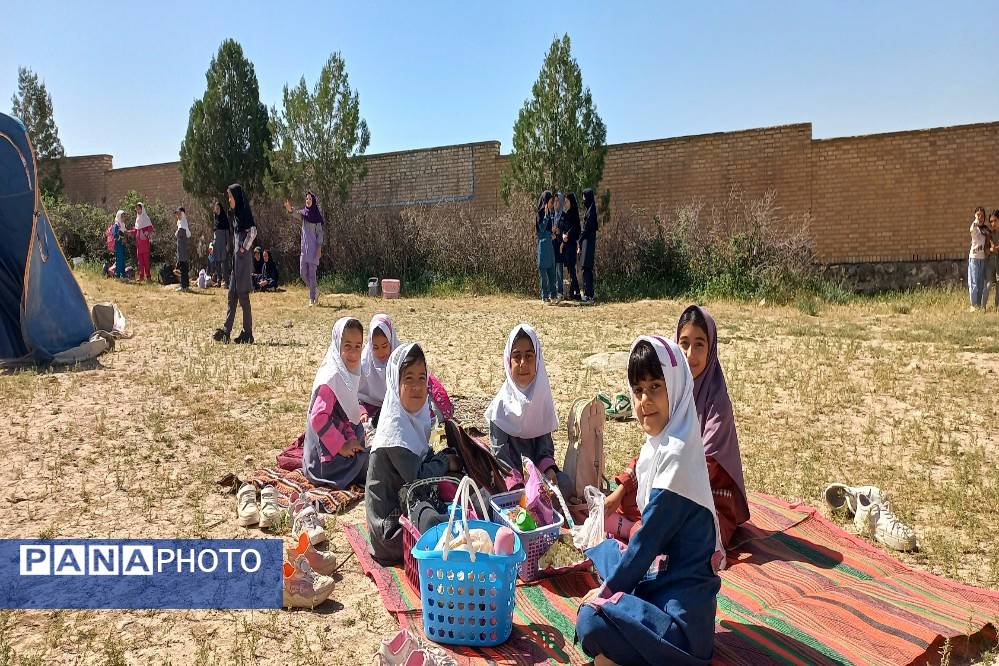 برگزاری اردوی درون مدرسه‌ای در مدرسه شهید معتمدی گزکوه