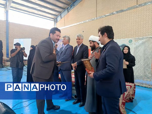 بوم و نوا صحنه تقدیر از کتاب‌دوستان فدافن