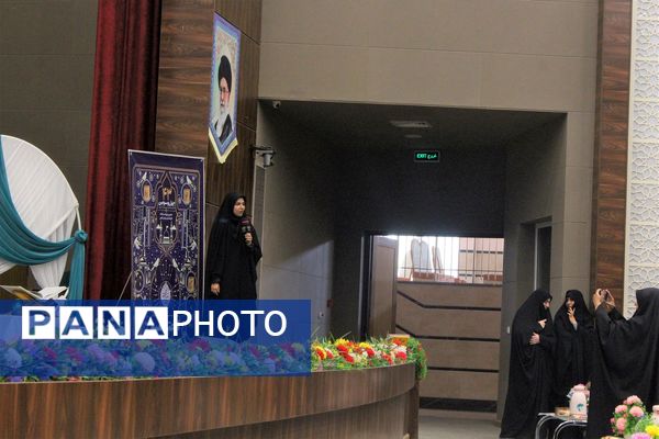 تقدیر از دانش‌آموزان و فرهنگیان برگزیده مسابقات قرآنی در استان قم