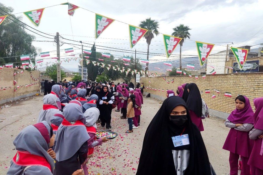 استقبال از دانش‌آموزان شرکت کننده در مسابقات قرآن، عترت و نماز در شهرستان چرام