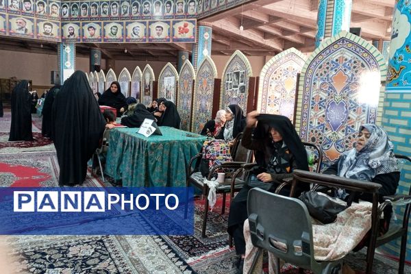 دکلمه‌خوانی دانش‌آموزان در مقابل مادران شهرستان قدس به‌مناسبت روز مادر