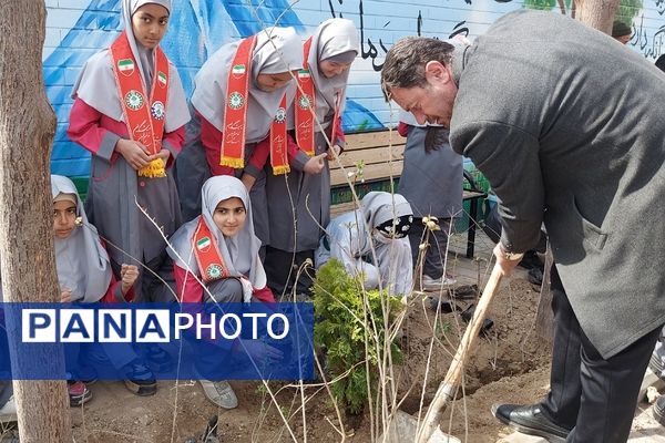 گرامیداشت روز درختکاری در دبستان حکیم نظامی کهریزک 