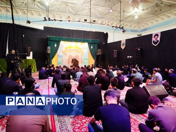 شب اول محرم، دانش‌آموزان کاشمری در هیئت انصار المهدی پرچم عشق برافراشتند