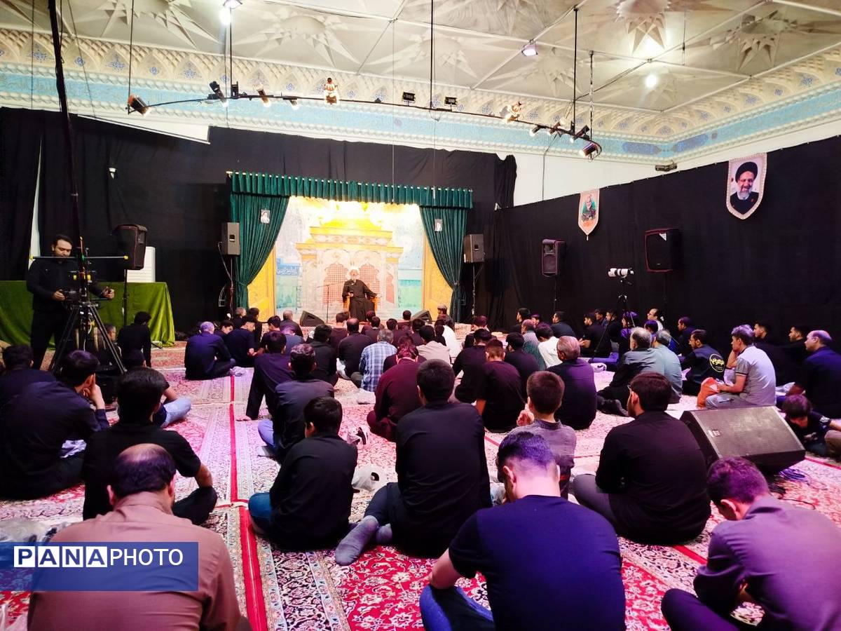شب اول محرم، دانشآموزان کاشمری در هیئت انصار المهدی پرچم عشق برافراشتند