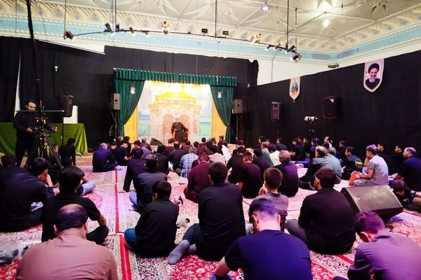 شب اول محرم، دانش‌آموزان کاشمری در هیئت انصار المهدی پرچم عشق برافراشتند