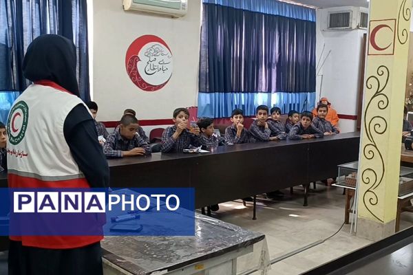 بازدید دانش‌آموزان دبستان علامه طباطبایی از جمعیت هلال‌احمر پیشوا