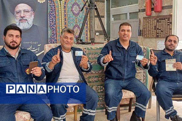حضور پرشور مردم شهرستان ورامین و منطقه خیرآباد در پای صندق های رای