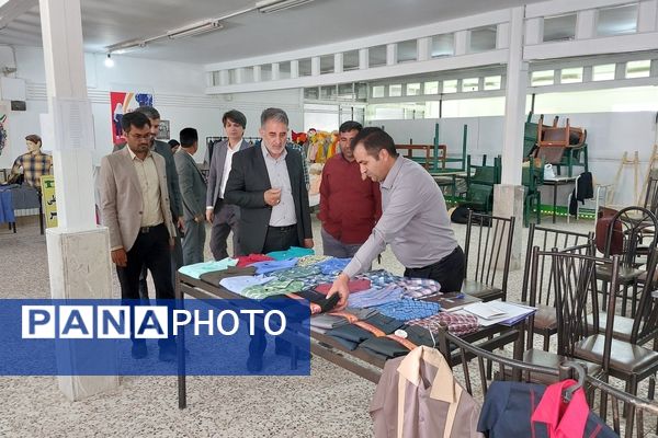 برگزاری نمایشگاه لباس فرم دانش‌آموزی در شهرستان باخرز 