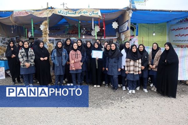 بازدید دانش آموزان و دانشجو معلمان اردبیلی از نمایشگاه هفته دفاع مقدس 