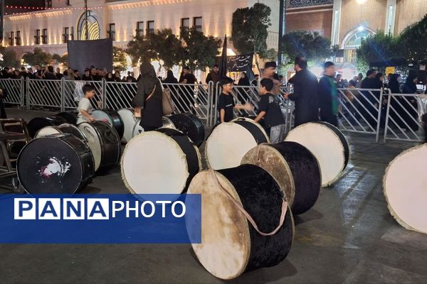 موکب‌های عزاداری در جای جای مشهد، جلوه‌ای از عشق و ماتم در شب سالروز شهادت امام رضا (ع)
