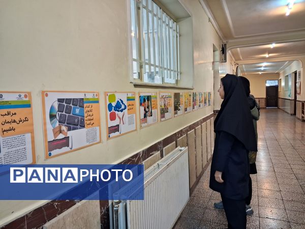 نمایشگاه سیار مدرسه‌ای با عنوان پیشگیری از اعتیاد 