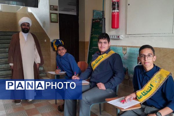جلسات آموزشی در دبیرستان شاهد علامه طباطبایی ناحیه 2 شهرری 