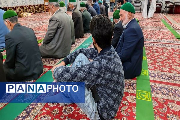 اقامه نماز جماعت باحضور معتکفین در مسجد جامع شهر بار نیشابور 