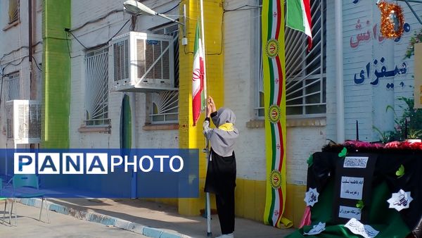 نواختن زنگ استکبار ستیزی و روز دانش آموز در دبیرستان نمونه دولتی مهرورزان خواف