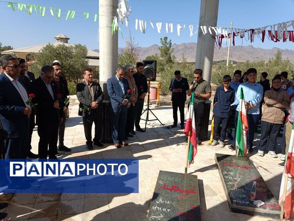 غبارروبی مزار شهدای گمنام دانشگاه آزاد اسلامی واحد کاشمر 
