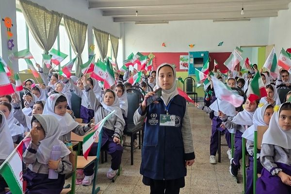 آغاز تحصیل کلاس اولی‌ها با جشن شکوفه‌ها در فرزانگان رباط‌کریم