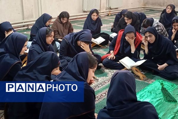 افتتاحیه محفل انس با قرآن‌کریم در دبیرستان جوادالائمه بهارستان‌دو