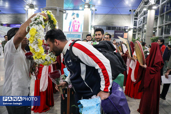 بازگشت تیم ملی وزنه‌برداری با جام قهرمانی‌