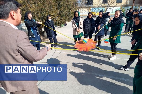 انجام بازی‌های گروهی دانش‌آموزان در مدرسه بهار آزادی