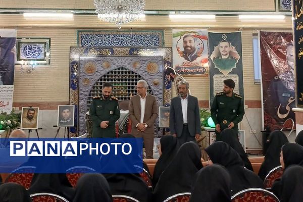 برگزاری یادواره شهدا به مناسبت هفته دفاع مقدس در دبیرستان حضرت زینب(س) ناحیه یک شهرری